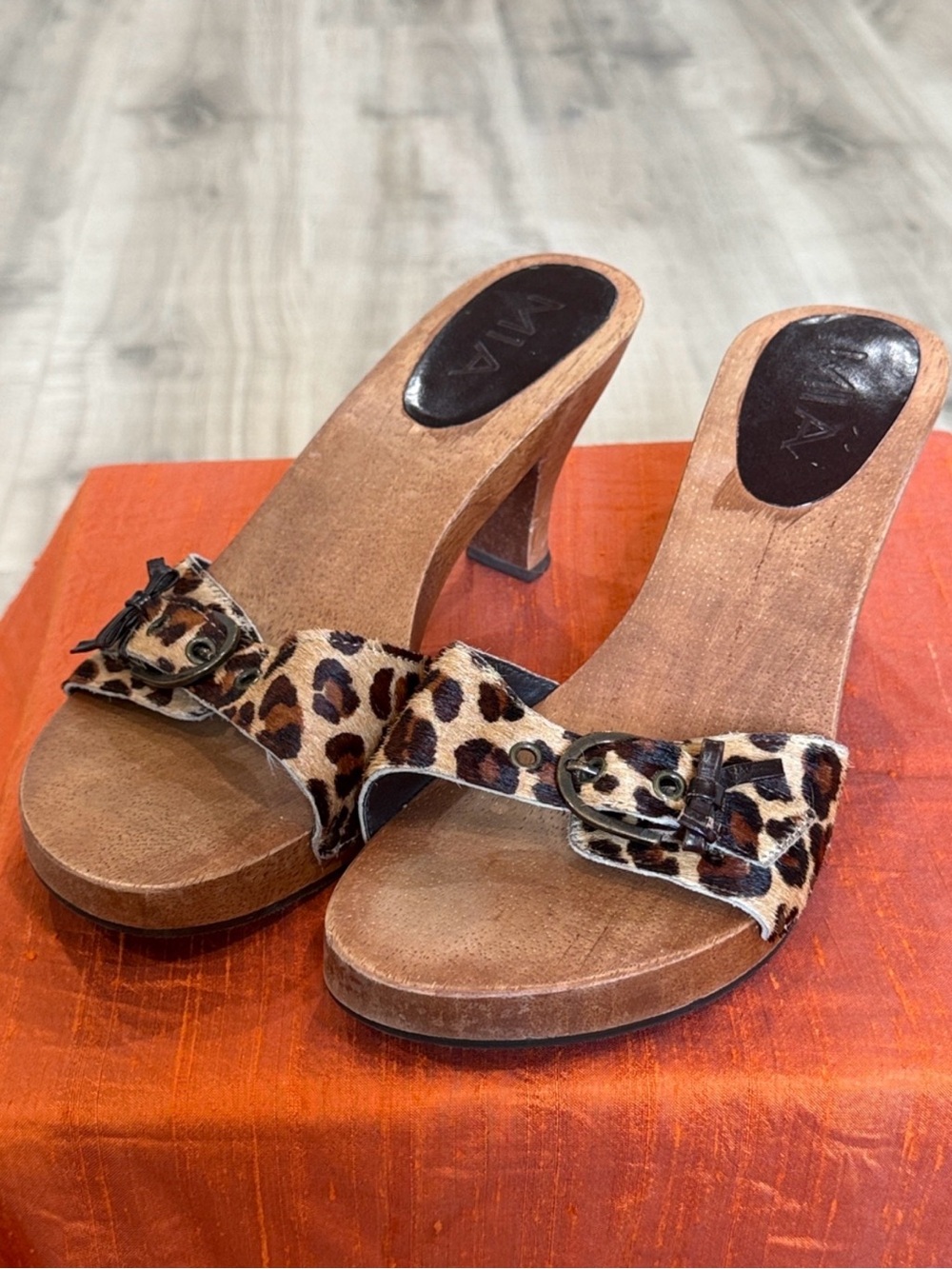 DEADSTOCK VINTAGE MIA PONY HAIR LEOPARD PRINT WOODEN MULES – Y2K HEELED SANDALS